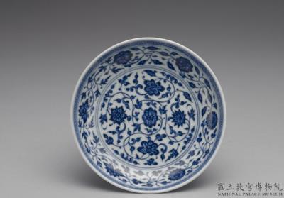 图片[3]-Dish with Indian lotus scrolls in underglaze blue, Qing dynasty, Qianlong reign (1736-1795)-China Archive